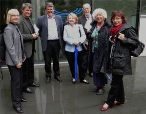 Prof. Heil (Mitte links) im Kreise seiner BesucherInnen