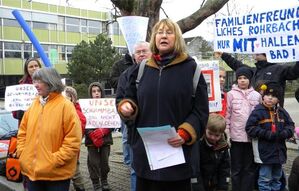 Irmtraud Spinnler spricht bei der lebhaften Demonstration
